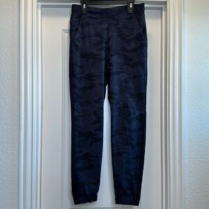 Athleta Brooklyn Textured‎ Jogger Blue Camo Outdoor Travel Adventure Pant Sz 2